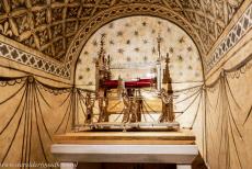 Basiliek en heuvel in Vézelay - De kerk en heuvel van Vézelay: De 19de eeuwse reliekschrijn met een bot van Maria Magdalena. De relikwieën... Basiliek en heuvel in Vézelay - De kerk en heuvel van Vézelay: De 19de eeuwse reliekschrijn met een bot van Maria Magdalena. De relikwieën...