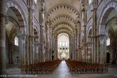 Basiliek en heuvel in Vézelay - Kerk en heuvel van Vézelay: De basiliek is beroemd om haar opmerkelijke romaanse sculpturen, die de kapitelen en tympanums...
