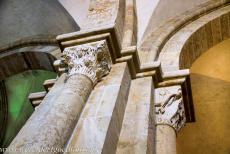 Basiliek en heuvel in Vézelay - Kerk en heuvel van Vézelay: De zuilen van de abdijkerk van Vézelay zijn verfraaid met romaanse kapitelen. Ieder... Basiliek en heuvel in Vézelay - Kerk en heuvel van Vézelay: De zuilen van de abdijkerk van Vézelay zijn verfraaid met romaanse kapitelen. Ieder...