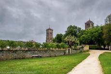 Basiliek en heuvel in Vézelay - Kerk en heuvel van Vézelay: In de basiliek van Maria Magdalena in Vézelay predikte Bernard van Clairvaux in 1146 de Tweede... Basiliek en heuvel in Vézelay - Kerk en heuvel van Vézelay: In de basiliek van Maria Magdalena in Vézelay predikte Bernard van Clairvaux in 1146 de Tweede...