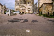 Basiliek en heuvel in Vézelay - Kerk en heuvel van Vézelay: Een koperen sint-jacobsschelp voor de basiliek van Vézelay. De iconische sint-jacobsschelp is het... Basiliek en heuvel in Vézelay - Kerk en heuvel van Vézelay: Een koperen sint-jacobsschelp voor de basiliek van Vézelay. De iconische sint-jacobsschelp is het...
