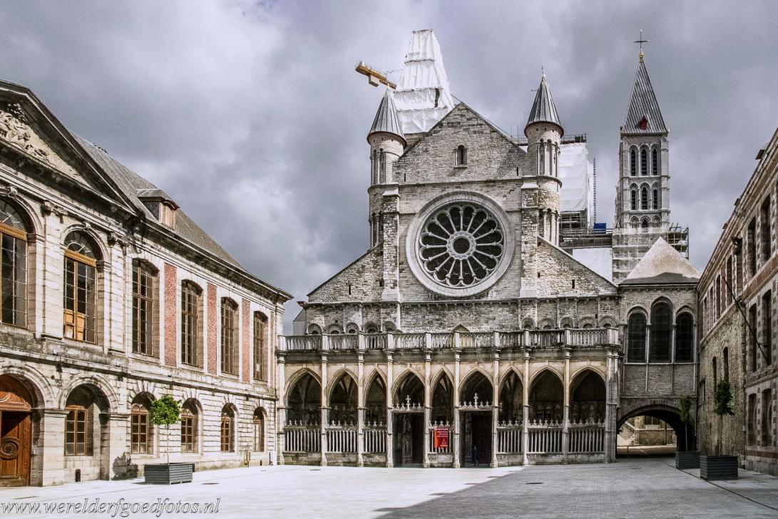 Onze-Lieve-Vrouwekathedraal in Doornik - De vijf torens van de romaanse kathedraal van Doornik domineren de stad, rechts de 'Fausse Porte', de Valse Poort, erboven de... Onze-Lieve-Vrouwekathedraal in Doornik - De vijf torens van de romaanse kathedraal van Doornik domineren de stad, rechts de 'Fausse Porte', de Valse Poort, erboven de...