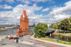Hanzestad Lübeck - Hanzestad Lübeck: De toren bij de Hubbrücke, een hefbrug. De brug ligt over het Elbe-Lübeck kanaal, dat ook bekend staat als het...