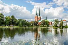 Hanzestad Lübeck - Hanzestad Lübeck: De Kathedraal van Lübeck en de historische huizen in de Malerwinkel, een van de middeleeuwse stadswijken van...