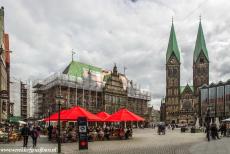 Stadhuis en Roland standbeeld in Bremen - Stadhuis en standbeeld van Roland op het marktplein van Bremen: De façade van het stadhuis van Bremen was tijdens de laatste...