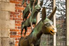 Stadhuis en Roland standbeeld in Bremen - Stadhuis en standbeeld van Roland op het marktplein van Bremen: Een bronzen beeld van de Bremer stadsmuzikanten staat aan de westkant van het...