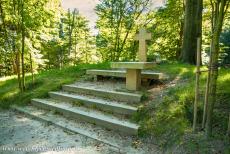 Muskauer Park / Park Muzakowski - Muskauer Park / Park Muzakowski: The Tomb of the Unknown Man, situated on the Polish side. In 1832, a skeleton was uncovered during...