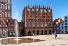 Historisch centrum van Stralsund - Historisch centrum van Stralsund: De decoratieve gevel van het historische stadhuis, gebouwd in baksteengotische stijl. Het dateert uit de...