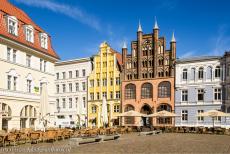 Historisch centrum van Stralsund - Historisch centrum van Stralsund: Het Wulflamhaus op het marktplein heeft vier torentjes. Het gotische donkerrode bakstenen huis dateert...