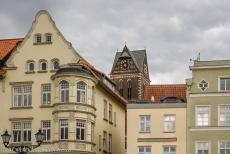 Historisch Centrum Wismar - Historisch stadscentrum van Wismar: De toren van de St. Marienkirche rijst hoog boven Wismar uit. De kerk werd in de 13de eeuw gebouwd...