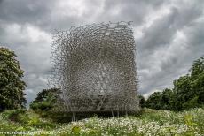 Koninklijke Botanische Tuinen, Kew - Koninklijke Botanische Tuinen, Kew: De Hive staat in een weide met geurende wilde planten. De Hive is 17 meter hoog en weegt 40 ton. The Hive...