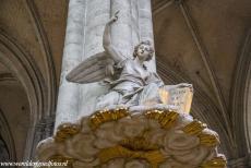 Kathedraal van Amiens - Kathedraal van Amiens: Een gebeeldhouwde engel op het klankbord van de imposante kansel. De kansel werd  in de 18de...