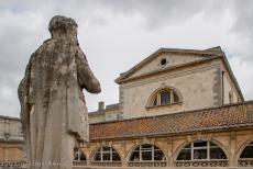 De stad Bath - Het standbeeld van de Romeinse keizer Vespasianus kijkt uit over de Romeinse baden in de stad Bath, op het bovenste terras,...