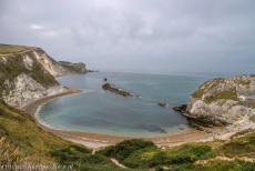 Kust van Dorset en Oost-Devon - De kust van Dorset en Oost-Devon, de Jurassic Coast: De Man O' War Cove vroeg in de ochtend als het strand er nog verlaten bijligt. Dungy...