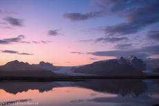 Nationaal Park Vatnajökull - Nationaal Park Vatnajökull - dynamisch natuurgebied van vuur en ijs: De avondlucht tijdens de schemering weerspiegeld in het...