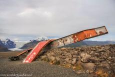 Nationaal Park Vatnajökull - Nationaal Park Vatnajökull - dynamische natuur van vuur en ijs: Het Skeiðará Bridge Monument, op de achtergrond de...