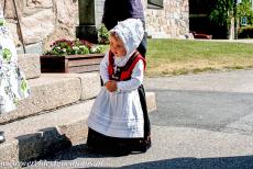 Kerkdorp Gammelstad, Luleå - Een kindje in Zweedse klederdracht tijdens de Midzomerfeesten in het kerkdorp Gammelstad in Luleå. Veel inwoners hadden zich...