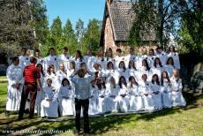 Kerkdorp Gammelstad, Luleå - Kerkdorp Gammelstad in Luleå: Kinderen gekleed voor het sacrament van het Heilig Vormsel. De plechtigheid vond in...