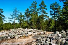 Grafveld van Sammallahdenmäki - Het grafveld van Sammallahdenmäki uit bronstijd: De Huilun pitkä raunio, de Lange ruïne van Huilun, wordt omgeven door een...