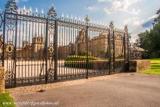 Blenheim Palace - De smeedijzeren hekken voor Blenheim Palace, erachter ligt het grote hofplein, de Great Court of de North Court. Blenheim Palace werd...