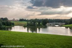 Blenheim Palace - Dreigende avondlucht boven de Queen Pool en Grand Bridge in het park van Blenheim Palace. Achter de Queen Pool ligt Blenheim Palace. De Lakeside...
