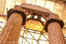 Tempel van Apollo Epicurius in Bassae - De tempel van Apollo Epicurius in Bassae is door de eeuwen heen aangetast door vorst. Er zijn speculaties, dat de centrale zuil van de tempel...