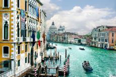 Venetië en de Lagune - Venetië en haar Lagune: Het Canal Grande en de Santa Maria della Salute gezien vanaf de Ponte dell'Accademia. Naast de Ponte...