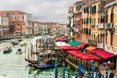 Venetië en de Lagune - Venetië en haar Lagune: Het Canal Grande gezien vanaf de Ponte dell' Accademia. Het Canal Grande is het...
