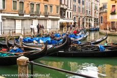 Venetië en de Lagune - Venetië en de Lagune van Venetië: De traditionele gondels op het Canal Grande in Venetië. In Venetië zijn auto's verboden....