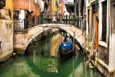 Venetië en de Lagune - Venetië en de Lagune van Venetië: Een gondel op een smal kanaal in Venetië. In de 11de eeuw werden de eerste gondels gebruikt...