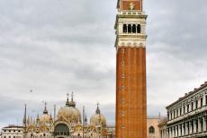 Venetië en de Lagune - Venetië en de Lagune: Op het San Marcoplein staan de Basiliek van San Marco en de Campanile. De eerste Basiliek van San Marco werd gebouwd in...