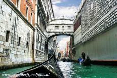 Venetië en de Lagune - Venetië en de Lagune van Venetië: Gondels op het kanaal bij de Ponte dei Sospiri, de Brug der Zuchten. De Brug der Zuchten werd...