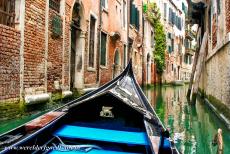 Venetië en de Lagune - Venetië en de Lagune van Venetië: Een gondel op een smal kanaal. Eeuwenlang was de gondel het belangrijkste transportmiddel in...