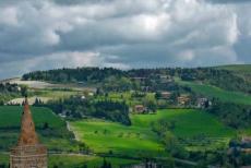 Historisch centrum van Urbino - Het Fortezza dell' Albornoz ligt bovenop een heuvel, het fort biedt prachtig uitzicht over Urbino en het omliggende landschap van...