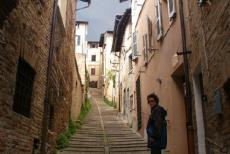 Historisch centrum van Urbino - Historisch centrum van Urbino: Een steil straatje in Urbino voert naar Oratorio di San Giovanni Battista. De stad Urbino is op een heuvel...