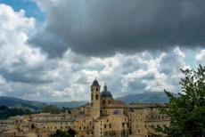 Historisch centrum van Urbino - Urbino is een ommuurde stad en ligt op een heuveltop. In de 15de eeuw maakte de kleine stad Urbino een enorme culturele bloeiperiode door....