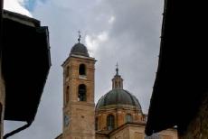 Historisch centrum van Urbino - Historisch centrum van Urbino: De klokkentoren en de koepel van de Dom van Urbino. De Dom werd gebouwd in de neoclassicistische stijl. De Dom...