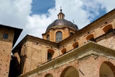 Historisch centrum van Urbino - Historisch centrum van Urbino: De Dom van Urbino werd in 1021 gesticht, de Dom herbergt een aantal schilderingen uit de 15e en 16e eeuw. De...