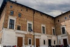 Historisch centrum van Urbino - Historisch centrum van Urbino: Het Dogenpaleis huisvest tegenwoordig Galleria Nazionale delle Marche, een museum met werk van o.a....