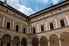 Historisch centrum van Urbino - Historisch centrum van Urbino: De sierlijke arcaden van de Cortile d'Onore, de binnenhof van Palazzo Ducale, het Dogenpaleis. Het 15de...