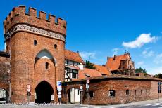Middeleeuwse stad van Toruń - Middeleeuwse stad Toruń: De Brama Mostowa (Poort van de Brug) dateert uit 1432. De Brama Mostowa of Mostowapoort is de indrukwekkendste van...