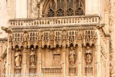 Kathedraal van Canterbury - Enkele sculpturen boven het zuidwestportaal van de kathedraal van Canterbury. Het gotische portaal werd in de 15de eeuw gebouwd,...