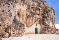 Sassi di Matera en grotkerken van Matera - De Sassi di Matera en de grotkerken van Matera: De ingang naar de kerk van Madonna de Idris, ook Santa Maria di Idris genoemd. De kerk werd...