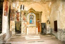 Sassi di Matera en grotkerken van Matera - Sassi di Matera en de grotkerken van Matera: Het hoogaltaar in de kerk van Madonna de Idris. De grotkerk van Madonna de Idris is rijk...