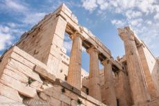 Acropolis van Athene - Acropolis, Athene: De Propyleeën zijn de hoofdpoorten naar de Acropolis, ze staan net onder de tempel van Nikè. De...