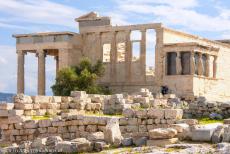 Acropolis van Athene - Acropolis van Athene: Het Erechtheion gezien vanuit het zuidwesten. De tempel werd in de Ionische stijl gebouwd in de periode 421-407 v.Chr....