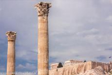 Acropolis van Athene - De Acropolis van Athene gezien vanaf de tempel van de Olympische Zeus, die aan de voet van de Acropolis ligt. De Griekse vlag wappert op de...