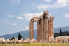 Acropolis van Athene - Aan de voet van de Acropolis van Athene staat de tempel van de Olympische Zeus, gewijd aan de oppergod van de Olympische goden, Zeus. De...