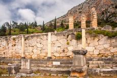 Archeologisch Delphi - Archeologische Site van Delphi: De Stoa van de Atheners ligt aan de Heilige Weg naar de tempel van Apollo. Archeologische Delphi...