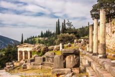 Archeologisch Delphi - Archeologisch Delphi: Het Schathuis van de Atheners en uiterst rechts de Stoa van de Atheners. Het Schathuis van de Atheners is een...